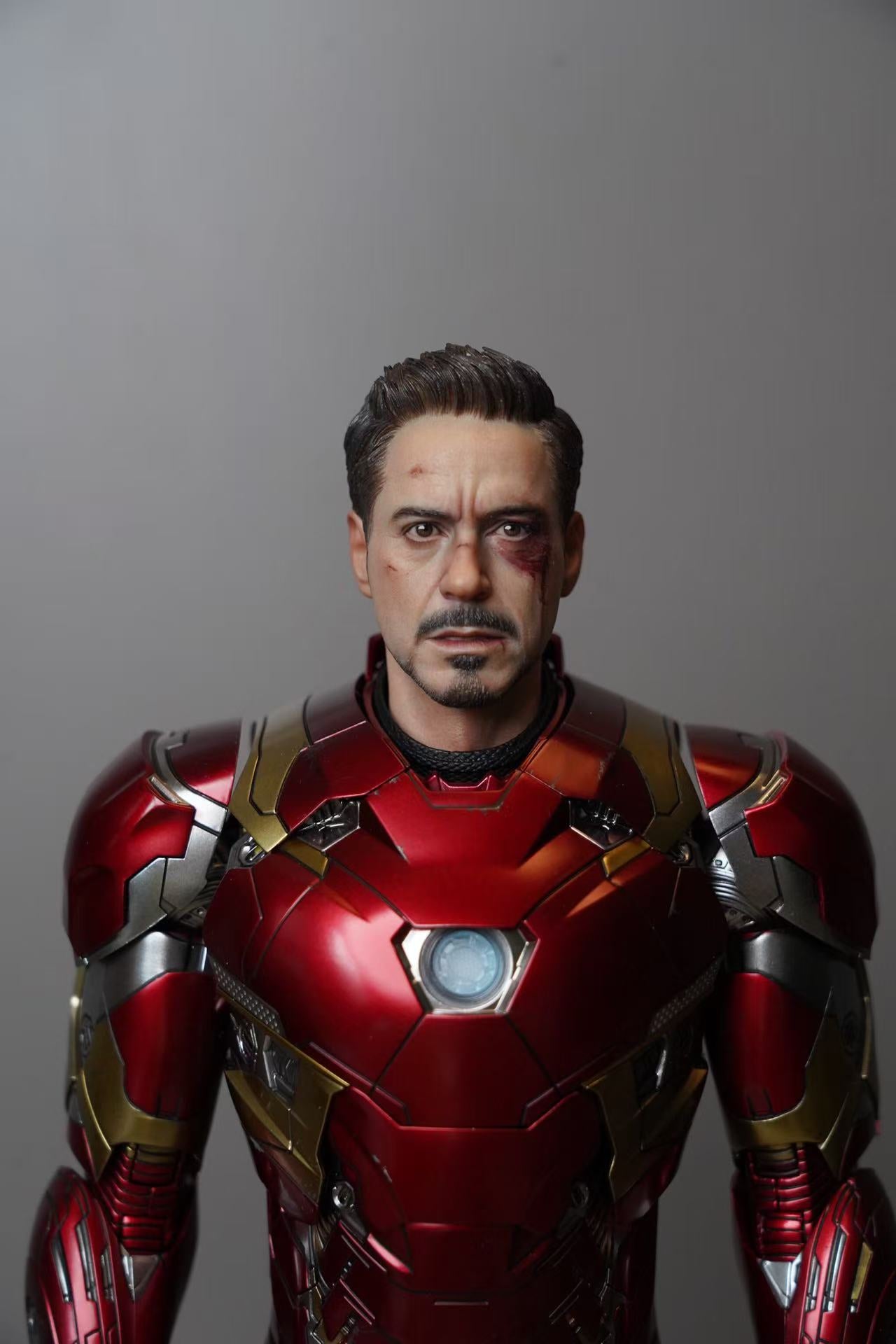 Tony – Mark 42 Battle Damaged 1/6 Head Sculpt