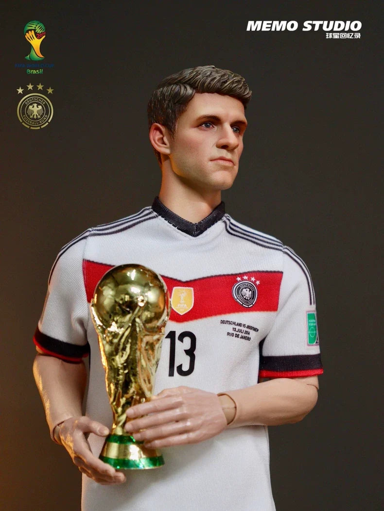 Memo Studio 1/6 Thomas Muller 2014 World Cup Custom Figure Set - upper-body holding trophy with both hands